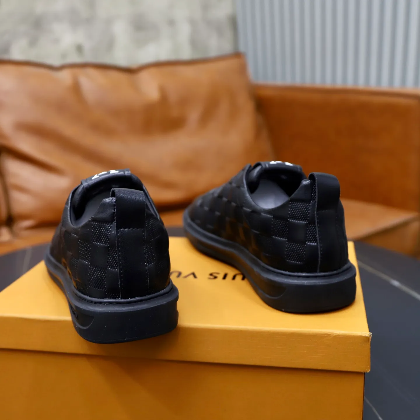 Ex-factory price: 442💰🙅‍♂️🙅‍♂️🙅‍♂️ Brand: LV Louis Vuitton Standard code: 38-44 (45 customized) Grade: Same as the official website Material: Original cowhide material stitching Comfortable and breathable sheepskin lining Lightweight and wear-resistant sports outsole Style category: Men's fashionable casual shoes Running sneakers Distinguished luxury brand elements Top luxury color: actual picture color
